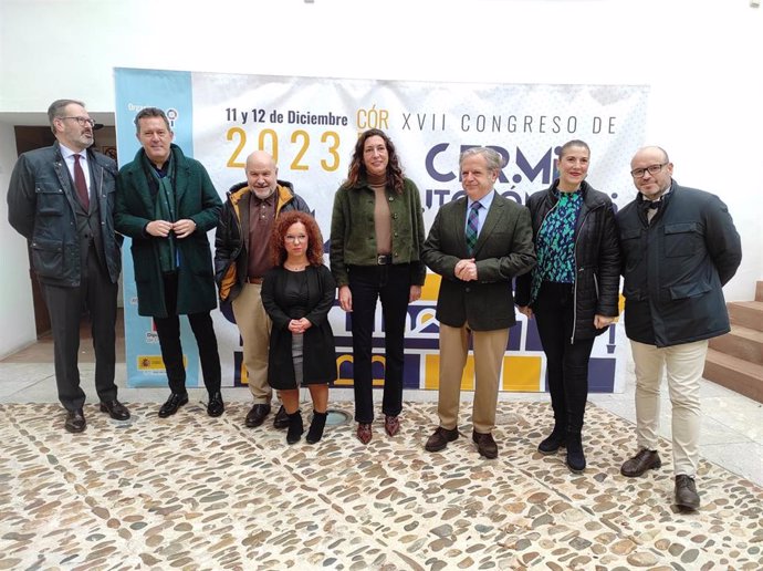 Loles López (centro), con las autoridades provinciales y responsables del Cermi en la inauguración del congreso.