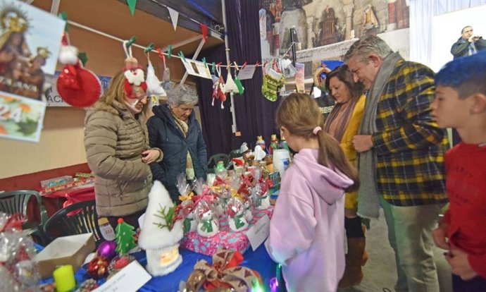 La alcaldesa de Sacramenia, Luz María Lázaro,. Y el vicepresidente de la Diputación, Chema Bravo, visitan el puesto de la Asociación Nuestra Olma.