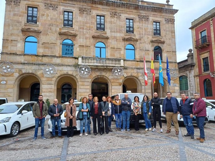 Presentación de 'Taxi Luz', una iniciativa solidaria por la que taxistas harán un recorrido por la ciudad a personas de residencias de mayores para que puedan ver las luces navideñas.