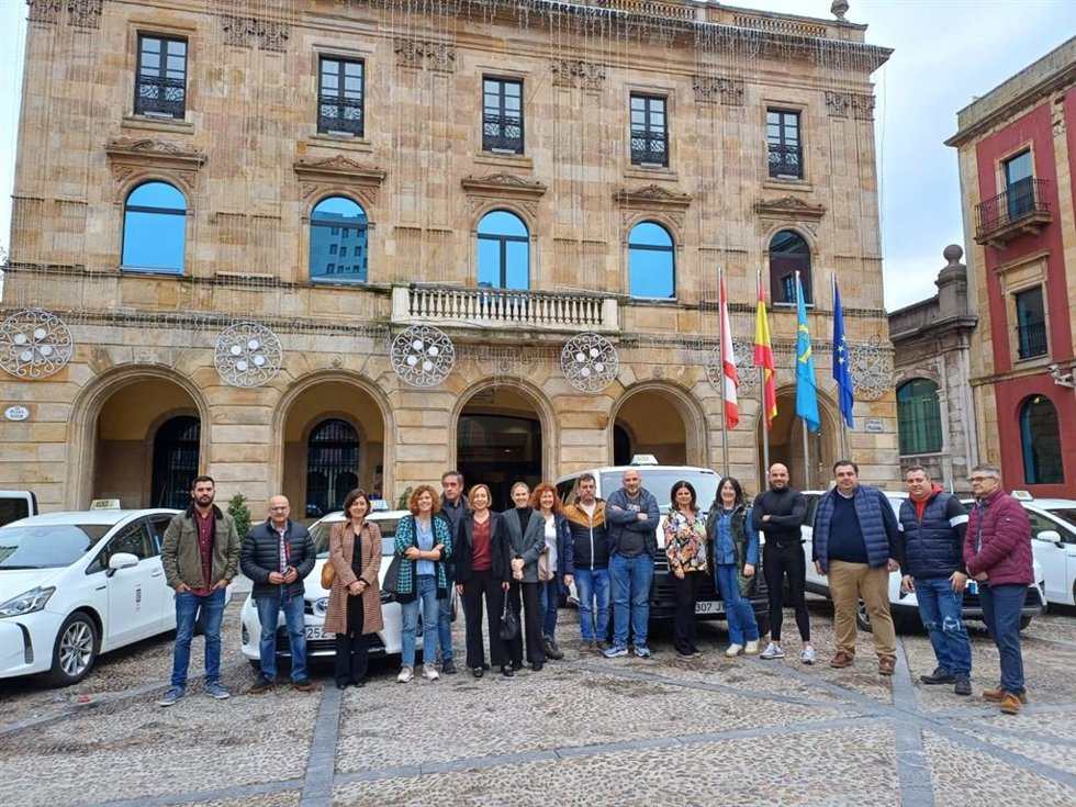 Presentación de 'Taxi Luz', una iniciativa solidaria por la que taxistas harán un recorrido por la ciudad a personas de residencias de mayores para que puedan ver las luces navideñas.
