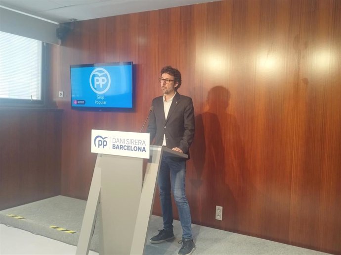 El portavoz del PP en el Ayuntamiento de Barcelona, Juan Milián, en una rueda de prensa este lunes.