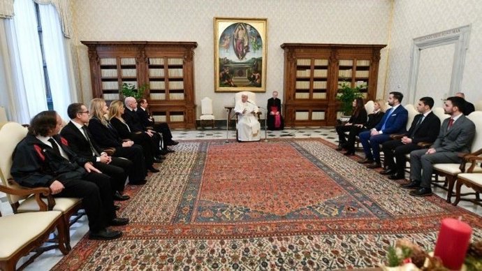 El Papa Francisco recibe a los miembros de la Oficina del Auditor General de la Santa Sede y del Estado de la Ciudad del Vaticano.