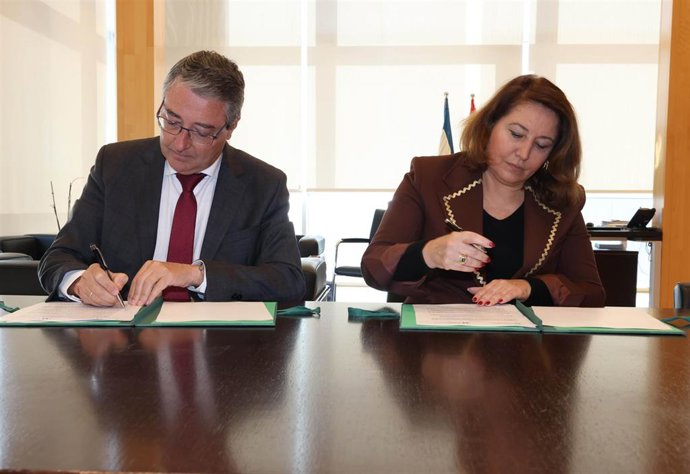 El presidente de la Diputación, Francisco Salado y la consejera de Agua y Desarrollo Rural de la Junta, Carmen Crespo, han suscrito este lunes un protocolo de colaboración entre ambas administraciones para definir líneas de actuación ante la sequía.