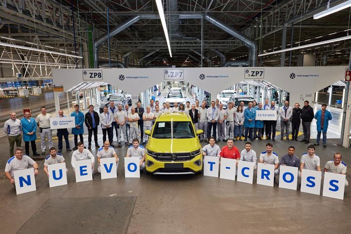 El presidente de Volkswagen Navarra, Michael Hobusch; miembros del Comité Ejecutivo de la fábrica; el presidente del comité de empresa, Alfredo Morales, y trabajadores con el primer T-Cross producido en las instalaciones de Landaben.