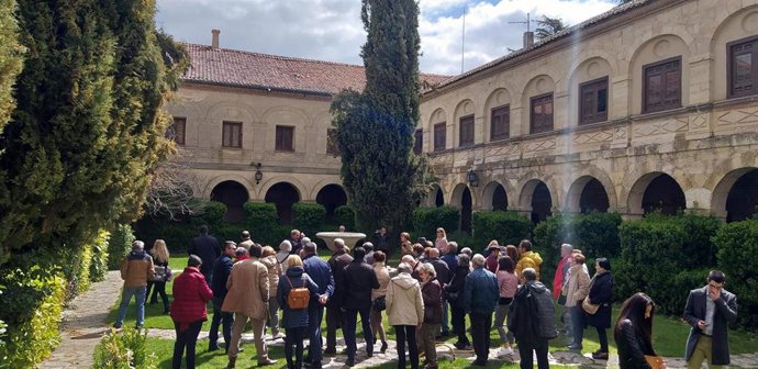 Grupo de turistas visita un claustro en la provincia de Segovia.