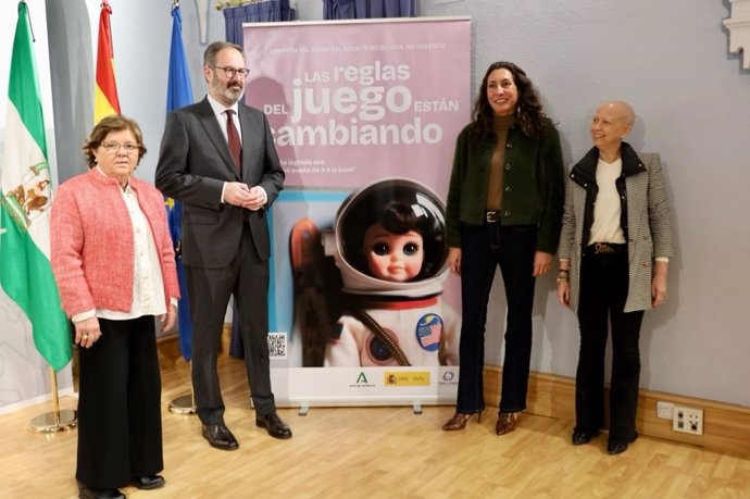 Loles López (2ª izda.) en la presentación de la campaña del juego y el juguete no violento del IAM.