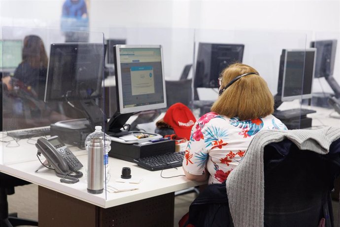 Archivo - Varias personas trabajan en la sala de llamadas del 016, el servicio de asistencia a víctimas de violencia machista