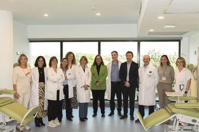 La consellera de Salud, Manuela García, visita el nuevo Hospital de Día Médico-Quirúrgico de Son Lltzer.