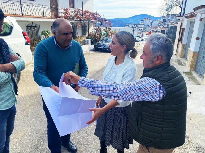La Diputación y el Ayuntamiento de Benalauría estudian soluciones para ensanchar la vía de entrada al municipio