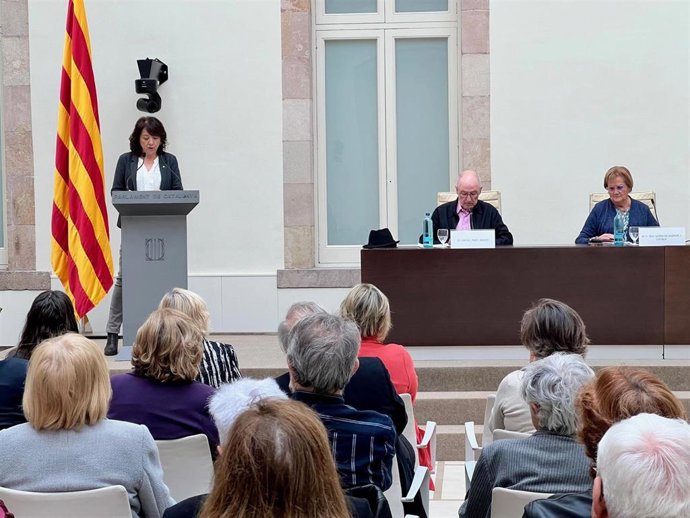 La presidenta del Parlament, Anna Erra, en el acto por el 25 aniversario de la Associació d'Antics Diputats, junto con el exsíndic de Greuges, Rafael Ribó y la presidenta de la asociación, Núria de Gispert.