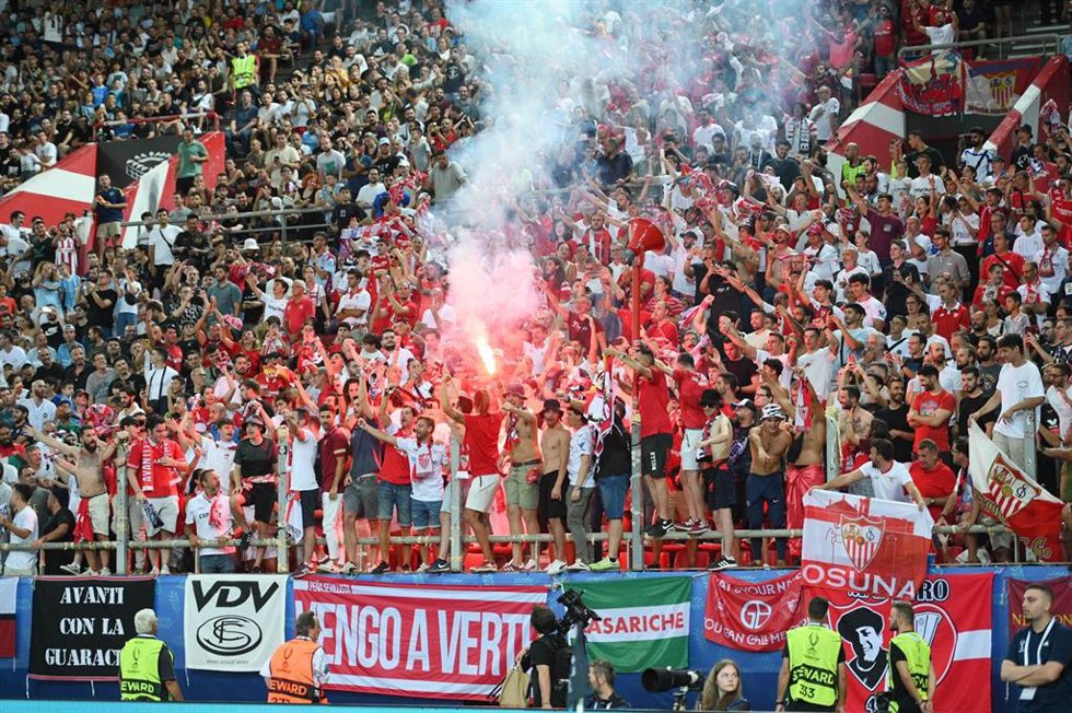 Archivo - Aficionados del Sevilla FC, durante el encuentro de la Supercopa de Europa 2023 ante el Manchester City. 