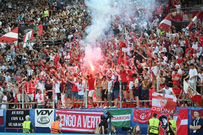 Archivo - Sevilla FC fans during the UEFA Super Cup 2023 football match between Manchester City and Sevilla FC on August 16, 2023 at Georgios Karaiskakis Stadium in Athens, Greece - Photo Stefanos Kyriazis / LiveMedia / DPPI