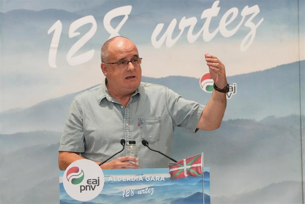 Archivo - El portavoz del EAJ-PNV en el Parlamento Vasco, Joseba Egibar, interviene durante un acto político del PNV, a 1 de septiembre de 2023, en Zarautz, Gipuzkoa