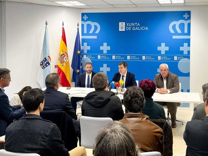 El conselleiro de Cultura, Educación, Formación Profesional e Universidades, Román Rodríguez, y  el delegado territorial de la Xunta en A Coruña, Gonzalo Trenor, en rueda de prensa en A Coruña
