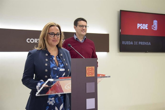 La portavoz del PSOE Aragón, Mayte Pérez, y el diputado autonómico Óscar Galeano.