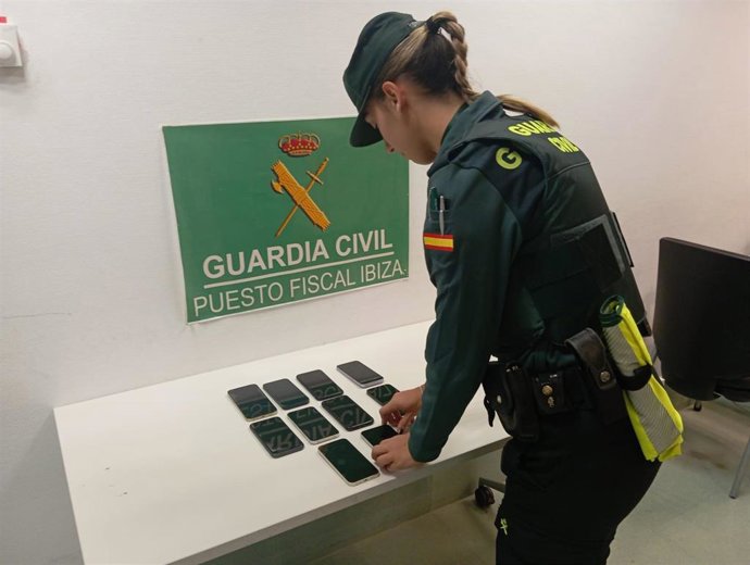 Teléfonos recuperados por la Guardia Civil.