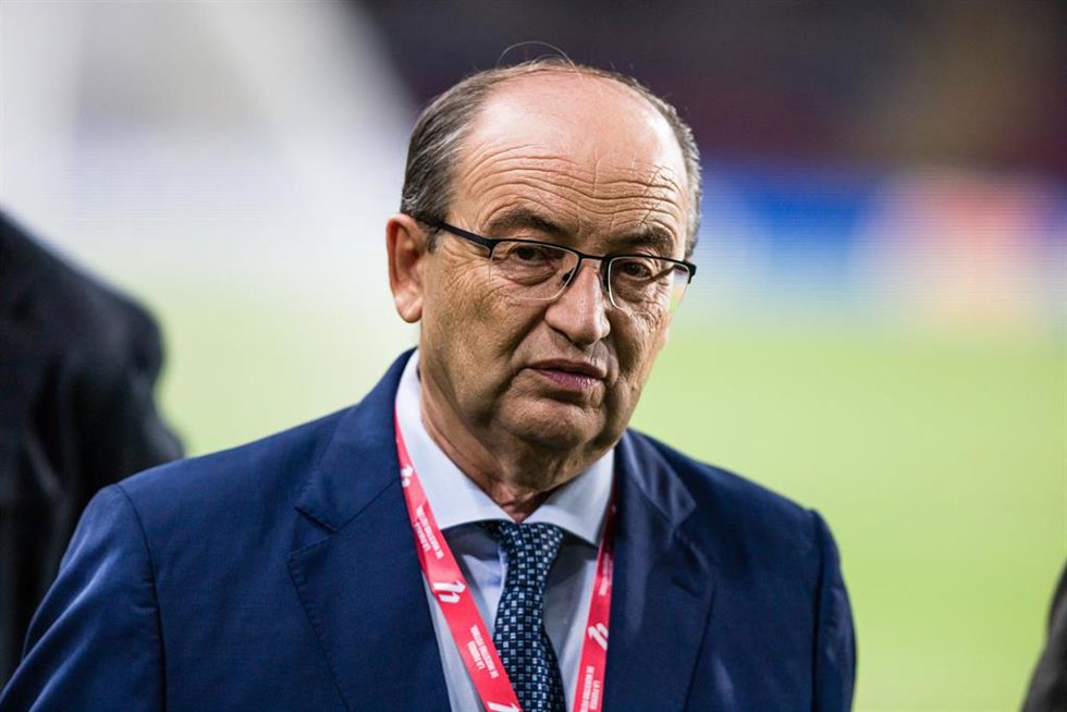 Archivo - El presidente del Sevilla FC, José Castro, en el Estadio Olímpico Lluis Companys. 