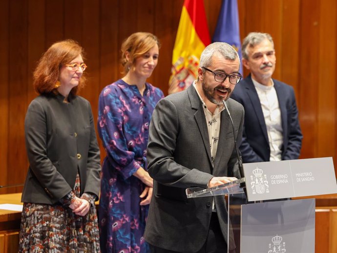 El Secretario de Estado de Sanidad, Javier Padilla (2d), interviene en el acto de su presentación junto a la ministra de Sanidad, Mónica García (2i); la subsecretaria de Sanidad, Ana María Sánchez Hernández (1i) y el director de gabinete de la ministra, J