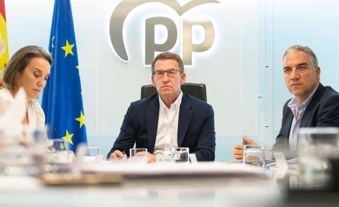 Archivo - El líder del PP, Alberto Núñez Feijóo, preside la reunión del comité de dirección del PP en la sede nacional del PP. En la foto junto a la secretaria general del PP, Cuca Gamarra, y el coordinador general del PP, Elías Bendodo. (Foto de archiv