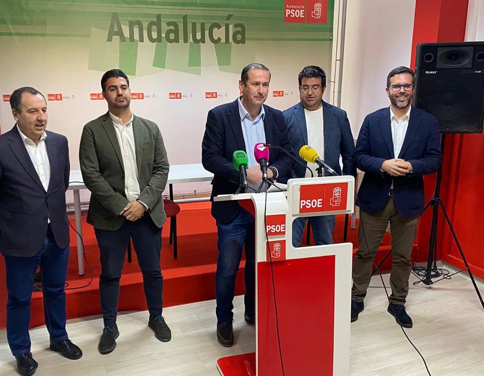 El diputado provincial del PSOE en la Diputación, Manuel Lara, ha anunciado mociones de su grupo referentes a la planta de agua de Fuente de Piedra, la carretera entre Antequera y Villanueva de la Concepción, y al arroyo Burriana en Cuevas Bajas.