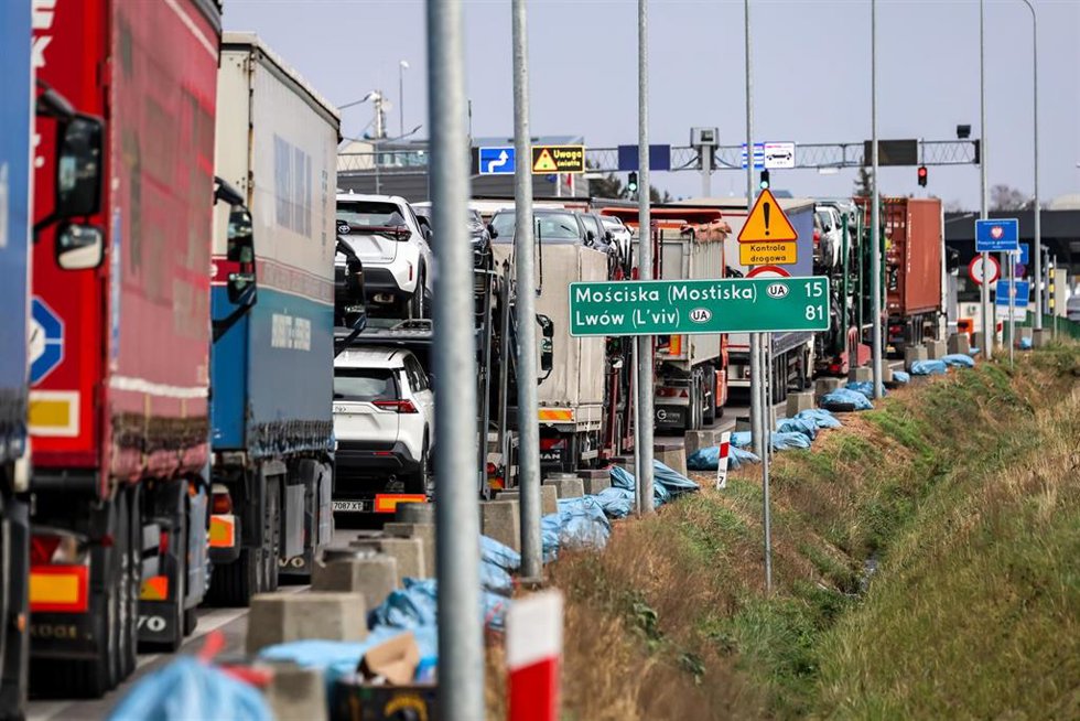 Largas colas de camiones esperan en Medyka, en Polonia, cerca de la frontera con Ucrania