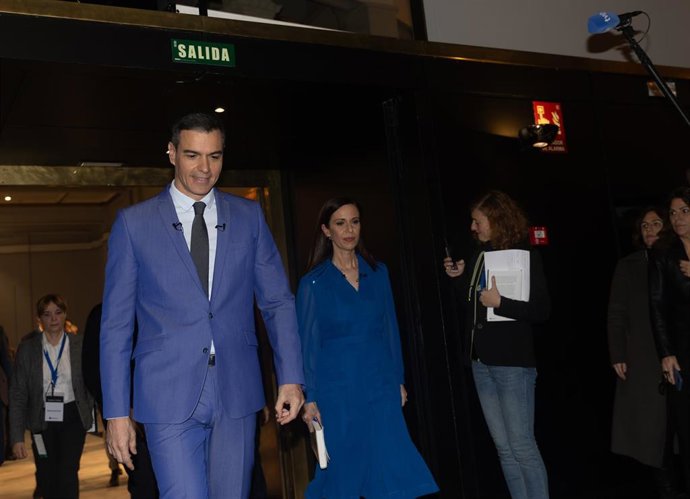 El presidente del Gobierno, Pedro Sánchez y la periodista y moderadora del evento, Ángeles Caballero, a su llegada a la presentación del libro Tierra firme, en el Círculo de Bellas Artes, a 11 de diciembre de 2023, en Madrid (España).