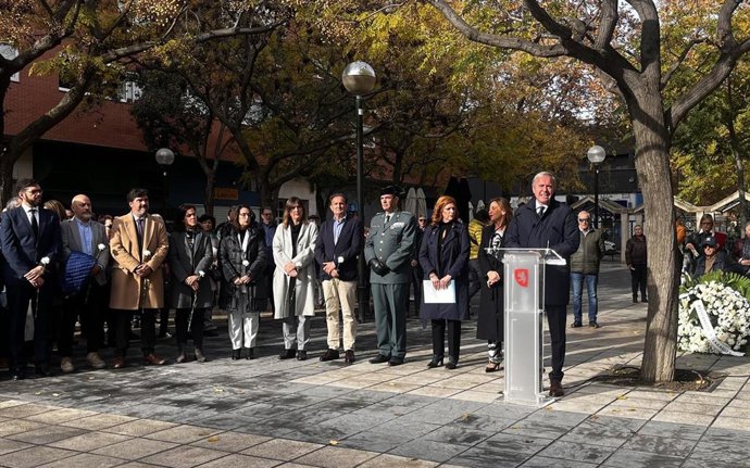 Acto organizado por la Asociación Víctimas del Terrorismo con motivo del aniversario del atentado perpetrado por ETA en la Casa Cuartel de la Guardia Civil de Zaragoza, en el Parque de la Esperanza.