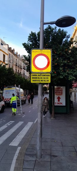 Así luce en Navidad el carril bici de la calle San Jacinto