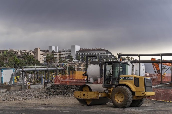 Archivo - Una excavadora en la zona donde han instalado varias desaladoras portátiles de la empresa Tedagua