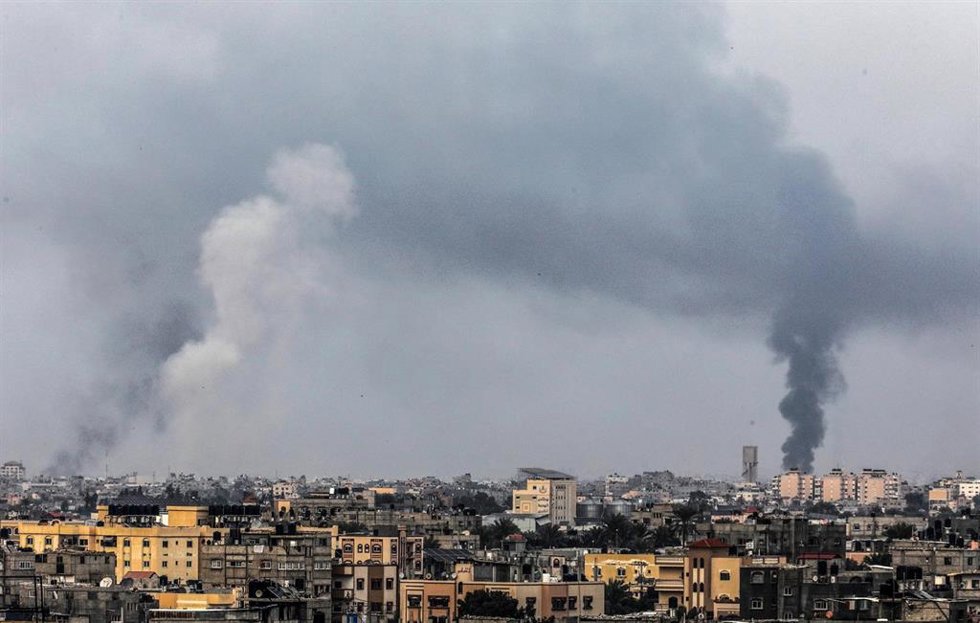 07 December 2023, Palestinian Territories, Khan Yunis: Smoke rises after an Israeli air strike on the city of Khan Yunis in the southern Gaza Strip. Photo: Abed Rahim Khatib/dpa