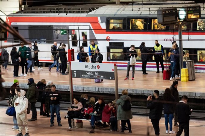 Varias personas en un andén el día en el que ha descarrillado un tren Almería-Madrid, en la estación de Puerta de Atocha-Almudena Grandes, a 26 de noviembre de 2023, en Madrid (España). Cercanías Madrid ha cortado la circulación de trenes entre Atocha y