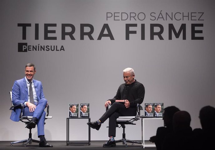 El presidente del Gobierno, Pedro Sánchez (i) y el presentador de televisión y moderador del evento, Jorge Javier Vázquez (d), durante la presentación del libro 'Tierra firme, en el Círculo de Bellas Artes, a 11 de diciembre de 2023, en Madrid (España)