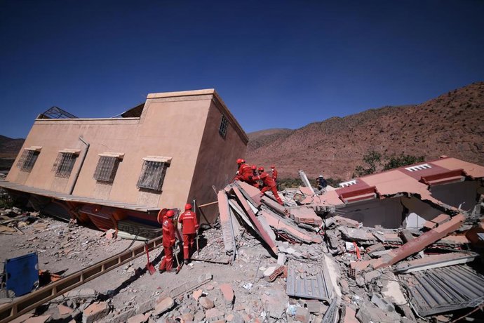 Archivo - Obreros marroquíes trabajan en una casa afectada por el terremoto, a 11 de septiembre de 2023, en Talat N'yakoub, provincia de Al Haouz, región  de Marrakech-Safi (Marruecos). 