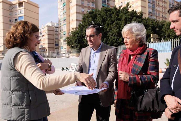 La Junta reforma el pavimento de las pistas deportivas del CEIP Camino de San Rafael