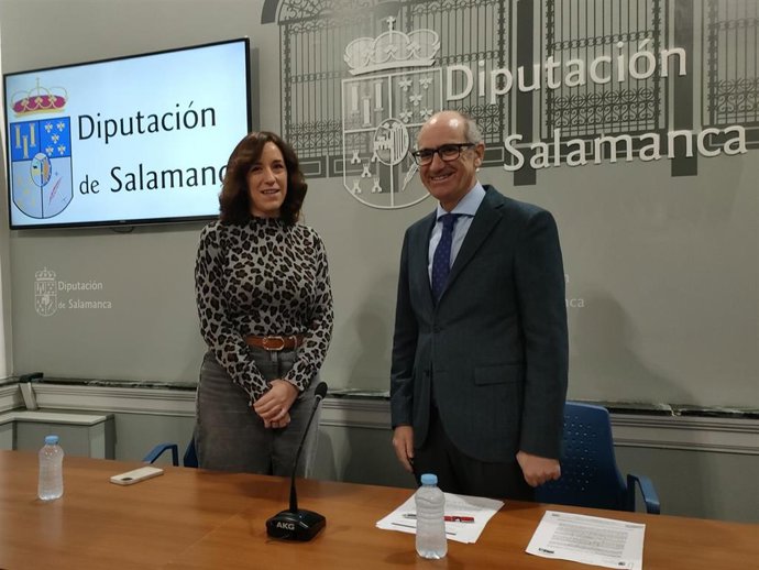 El presidente de la Diputación de Salamanca, Javier Iglesias (d), y la delegada provincial de Medio Ambiente, Pilar Sánchez (i), presentan la inversión para filtros de agua