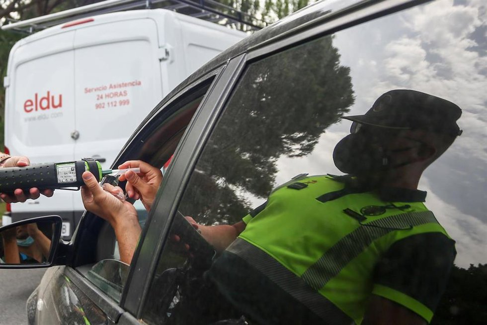 Archivo - Un agente para a los coches para someter a pruebas de control de consumo de drogas y alcohol a los conductores d