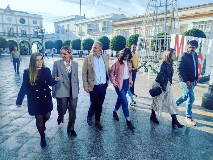 Almudene Martínez con el alcalde de Medina Sidonia.