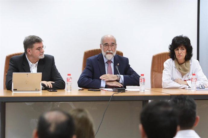 El consejero de Salud, Fernando Domínguez, junto al director gerente del SNS-Osasunbidea, Jesús Alfredo Martínez, y la directora gerente del Área de Salud de Estella, María del Mar Paternain.