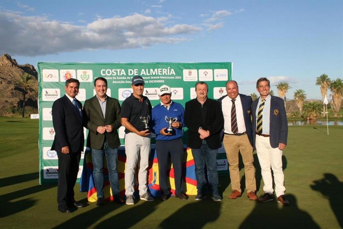 Entrega de trofeos en el campeonato de golf.