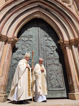Archivo - El arzobispo de Toledo, Francisco Cerro, y el guardián del Monasterio, en la puerta de la basílica de Guadalupe.