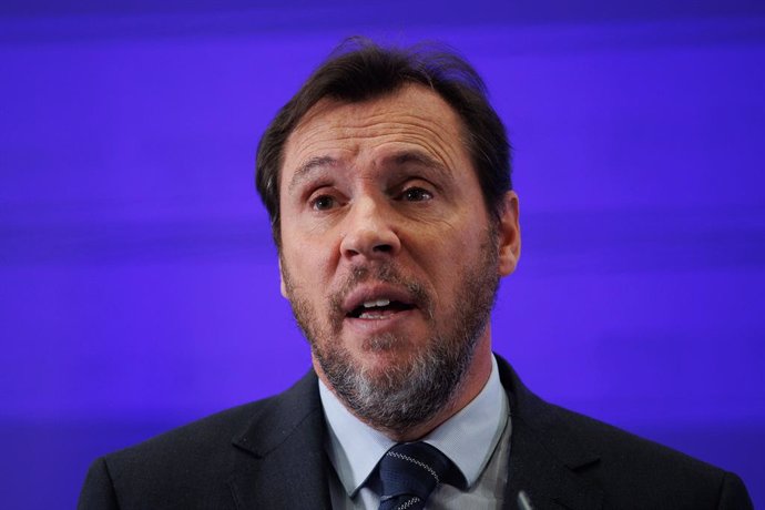 El ministro de Transportes y Movilidad Sostenible, Óscar Puente, durante el acto del nombramiento del secretario de Estado de Transportes, en la sede del Ministerio, a 28 de noviembre de 2023, en Madrid (España). El alcalde de Irún, José Antonio Santano