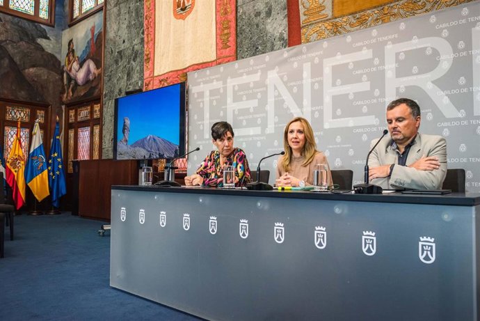 La consejera de Medio Natural del Cabildo de Tenerife, Blanca Pérez, la presidenta, Rosa Dávila, y el director insular de Medio Natural, Pedro Millán, en la presentación de actividades del 'Día Internacional de las Montañas'