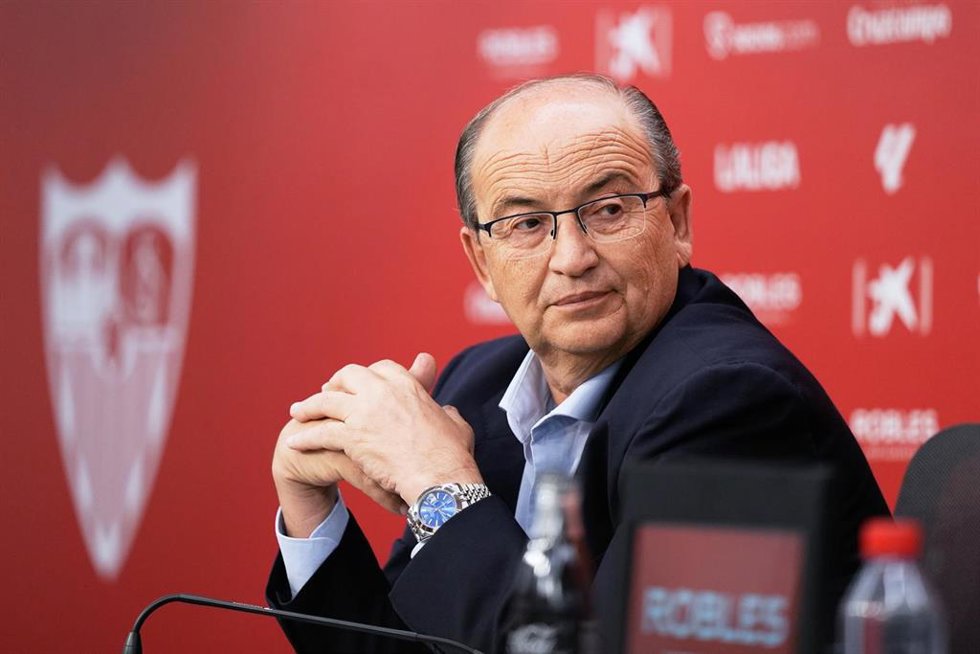 Archivo - El presidente del Sevilla FC, José Castro, en rueda de prensa. 