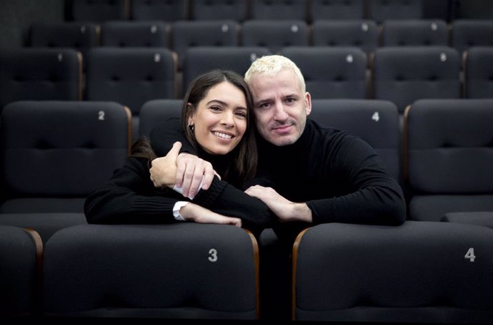 El director Borja De la Vega y la actriz Claudia Traisac, durante una entrevista para Europa Press, en la presentación de la película 'La última noche de Sandra M.', en los cines Embajadores, a 11 de diciembre de 2023, en Madrid (España). La película tr