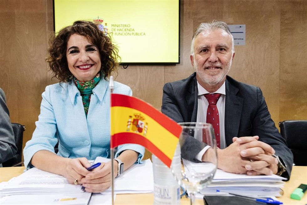 La vicepresidenta cuarta y ministra de Hacienda y Función Pública, María Jesús Montero y el ministro de Política Territorial y Memoria Democrática, Ángel Víctor Torres, durante la reunión del Consejo de Política Fiscal y Financiera (CPFF). 