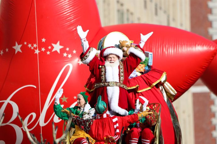 Archivo - 24 November 2022, US, New York: Santa Claus waves to the crowd during the Macy's Annual Thanksgiving Day Parade in New York. Photo: Michael Brochstein/ZUMA Press Wire/dpa