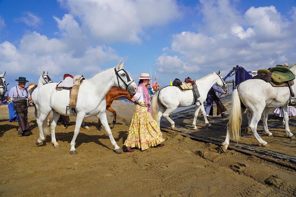 Archivo - Peregrinos entrando en la barcaza para cruzar el río Guadalquivir camino del Coto de Doñana a 24 de mayo del 2023 en Sanlúcar de Barrameda (Cádiz , Andalucía, España). (Foto de archivo).