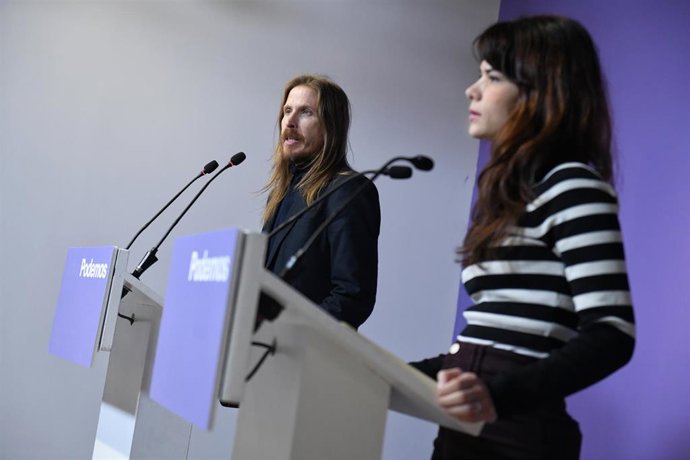 Los portavoces de Podemos, Pablo Fernández e Isa Serra, ofrecen una rueda de prensa, en la sede de Podemos, a 11 de diciembre de 2023, en Madrid (España). 