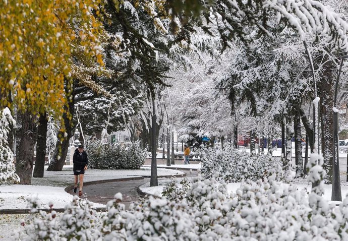 Archivo - Hombre corriendo en invierno.