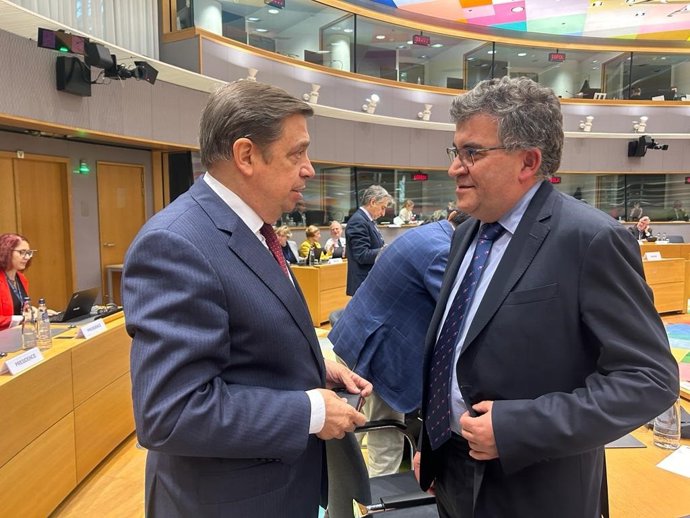 El ministro de de Agricultura, Pesca y Alimentación del Gobierno de España, Luis Planas, y el conseller de Agricultura, Pesca y Medio Natural del Govern balear, Joan Simonet, en el Consejo Europeo de Ministros de Agricultura.